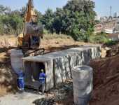 Saae-Sorocaba instala aduelas de concreto no primeiro trecho do sistema de drenagem na Vila Haro