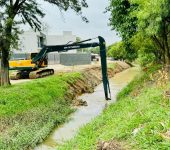 Prefeitura de Sorocaba e Saae realizam limpeza e manutenção preventiva do córrego na Vila Mathilde