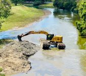 Escavadeira anfíbia realiza desassoreamento do Rio Sorocaba na região do Parque das Águas