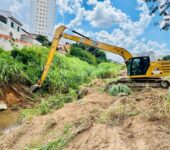 Saae-Sorocaba executa limpeza e manutenção em córrego no Jardim Piratininga