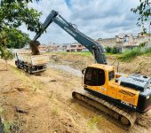 Saae-Sorocaba efetua limpeza e manutenção preventiva em bacia de contenção no bairro Barcelona