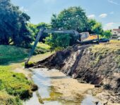 Saae-Sorocaba executa limpeza e manutenção em córrego no Jd. Santo André