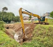 Saae-Sorocaba efetua limpeza e manutenção preventiva de córrego na Vila Jardini