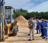 Saae-Sorocaba realiza treinamento de reciclagem para servidores operadores de retroescavadeira