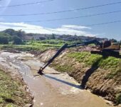 Saae-Sorocaba realiza manutenção preventiva no córrego Itanguá